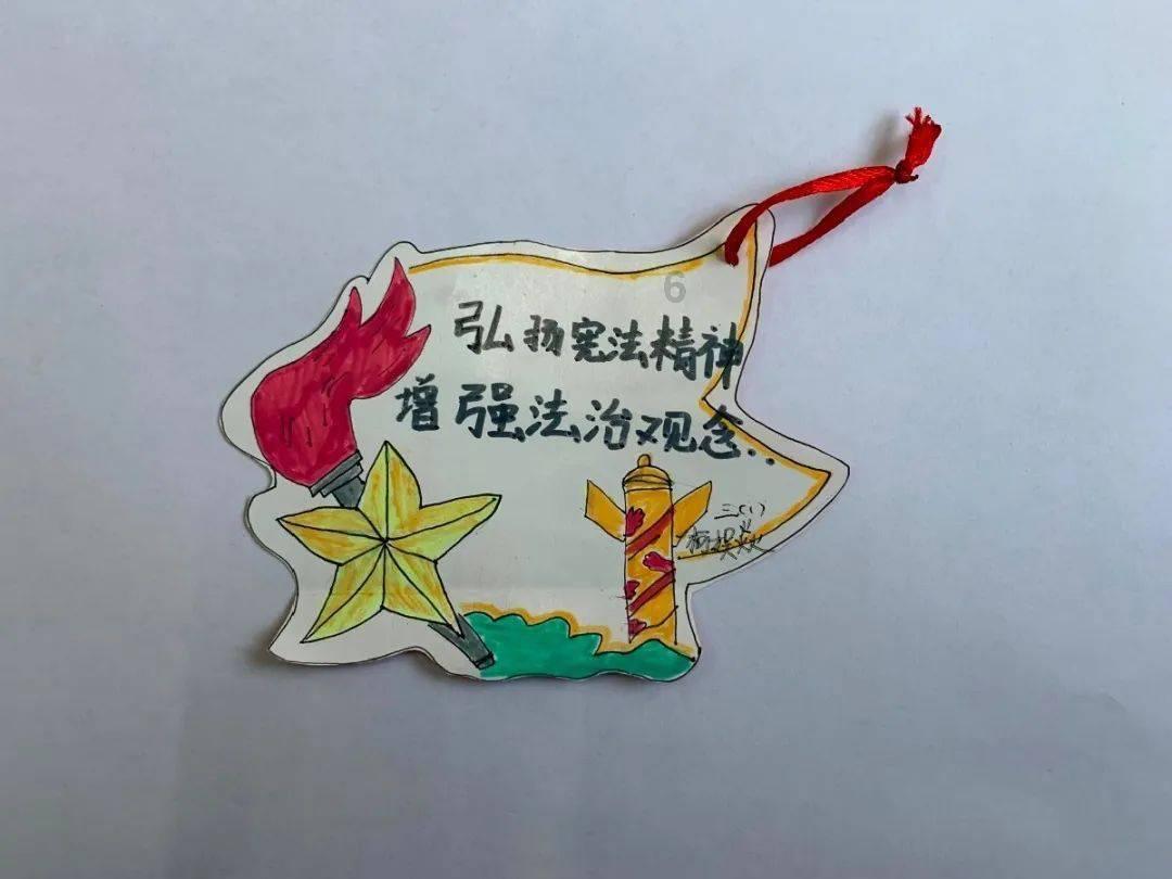 漂亮女孩清洗车